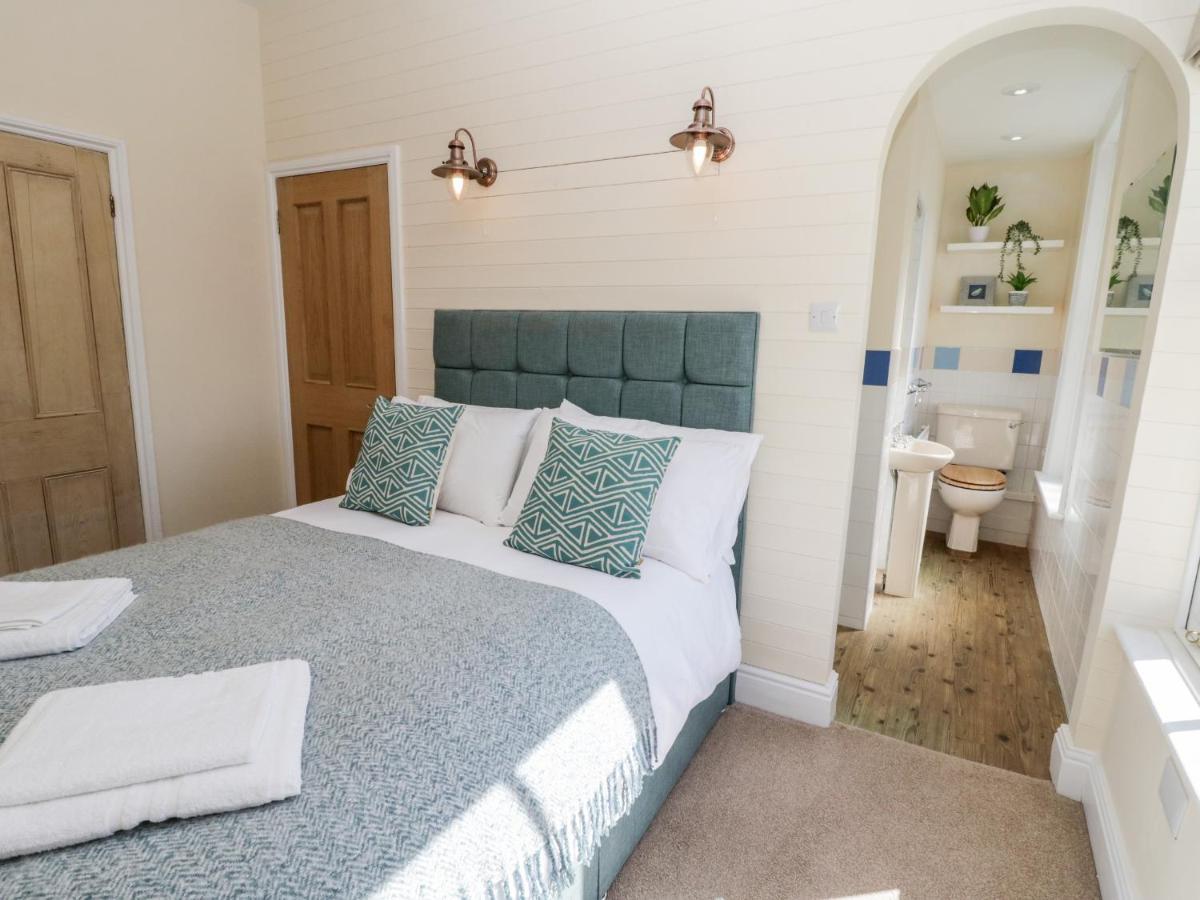 Laurel House Villa Whitby Bagian luar foto